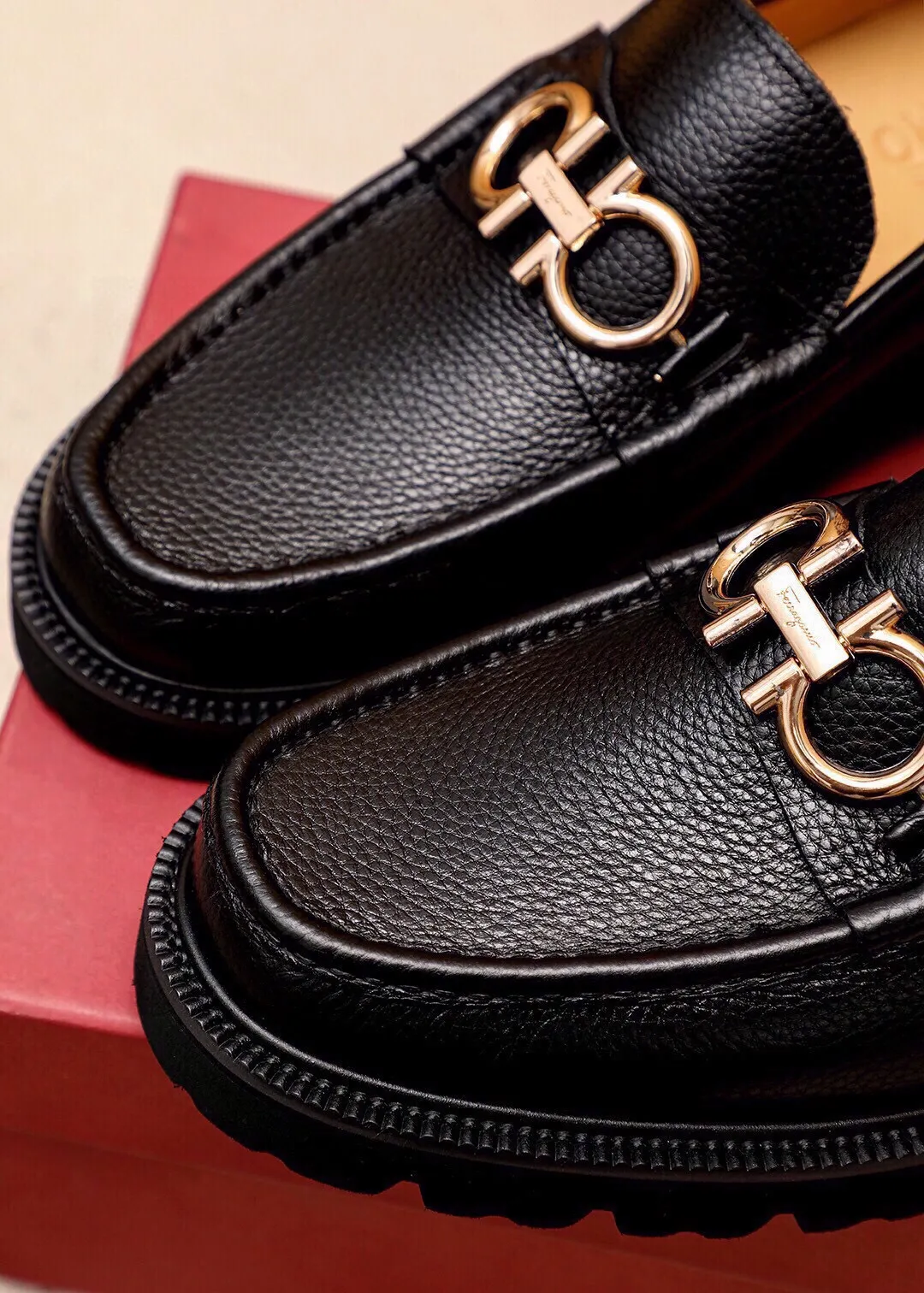 Men's shoes 💰580 💐 Product trademark: Ferragamo "Ferragamo" casual leather shoes Regular size: 38-44 (45.46🉑️customized) Product materials: Selected imported first-layer pebbled cowhide leather upper + luxury hardware buckle, imported water-dyed cowhide leather lining. Strong three-dimensional visual effect, original outsole color: 4⃣️seed leather materials available